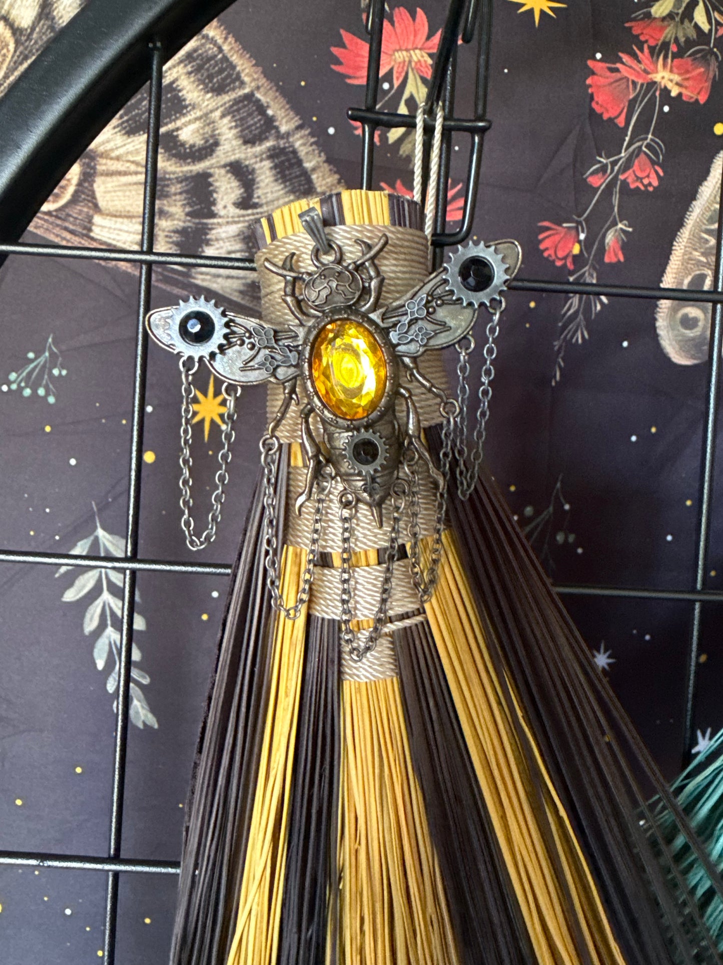 Honey bee long tail hand broom